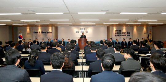이정희 유한양행 사장이 2일 서울 대방동 본사에서 진행된 2020년도 시무식에서 임직원들을 독려하고 있다. 유한양행 제공